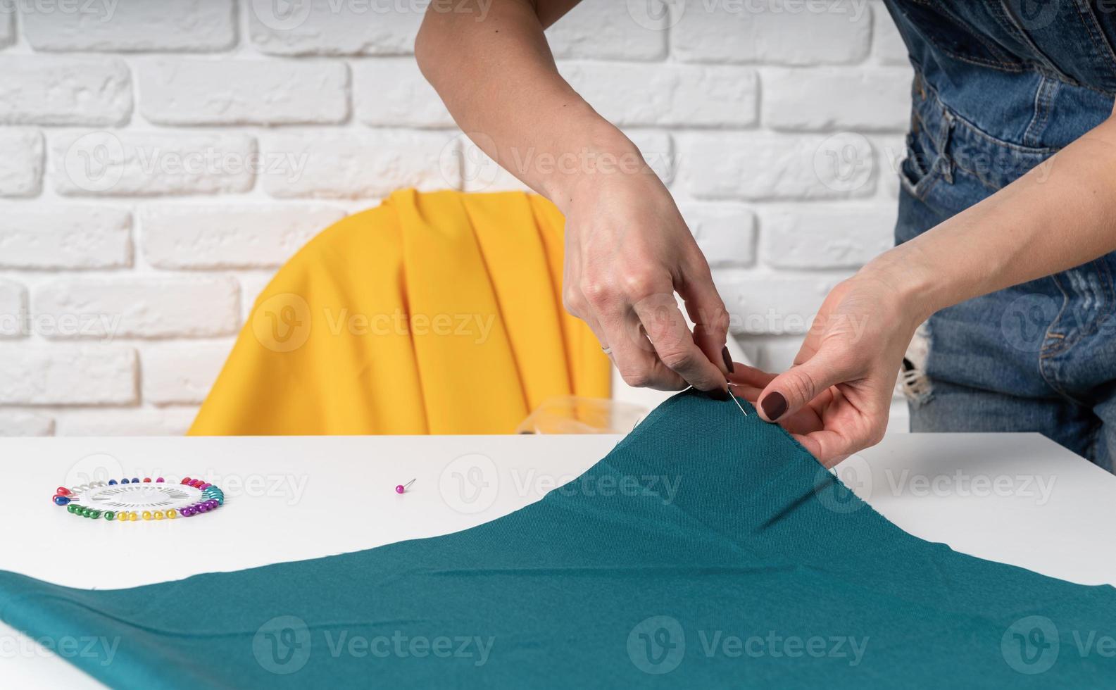 Mujer sastre trabajando con textiles en su estudio foto