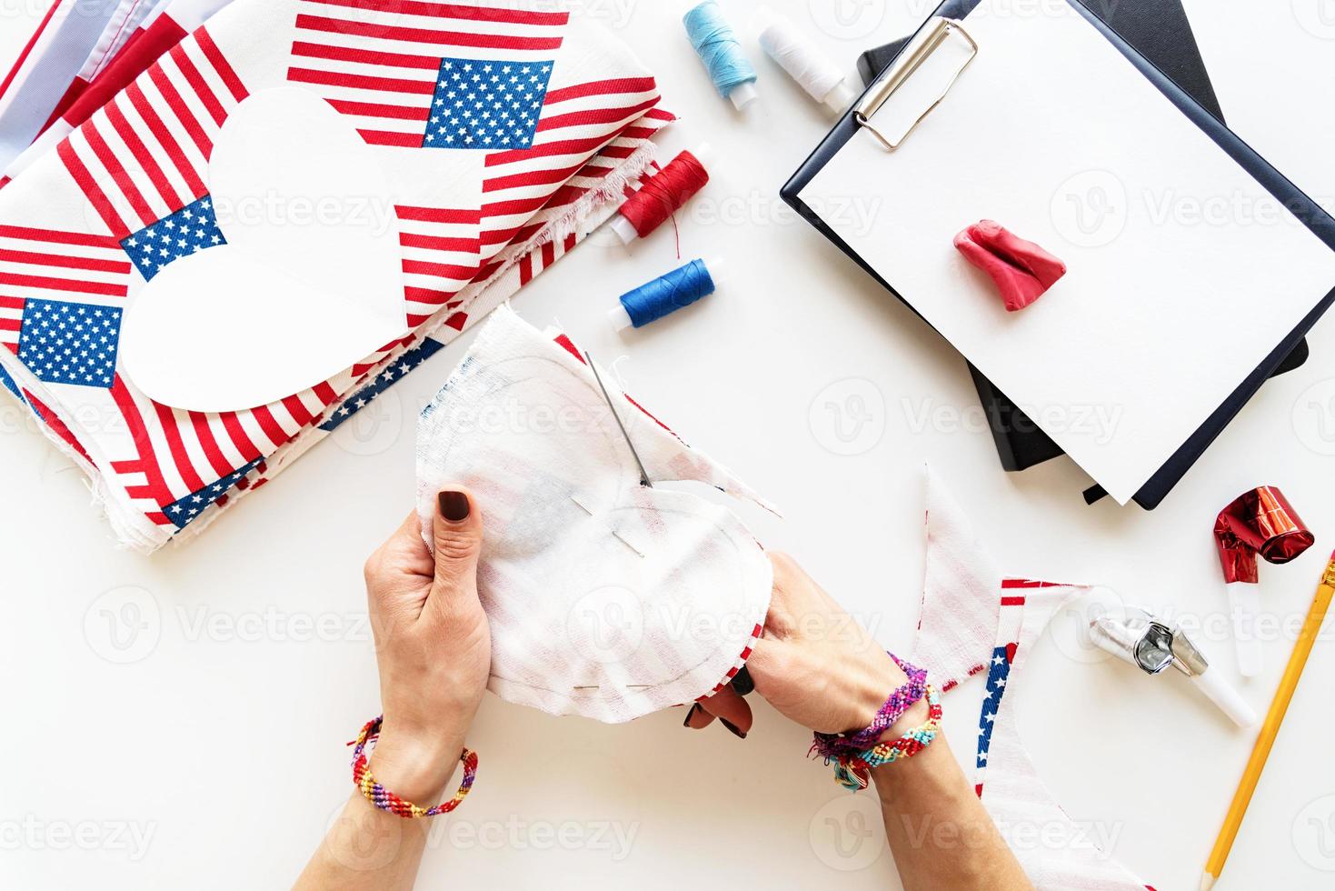 DIY 4 de julio paso a paso manualidades con portaagujas. paso 5 - corte por línea de sobremedida foto