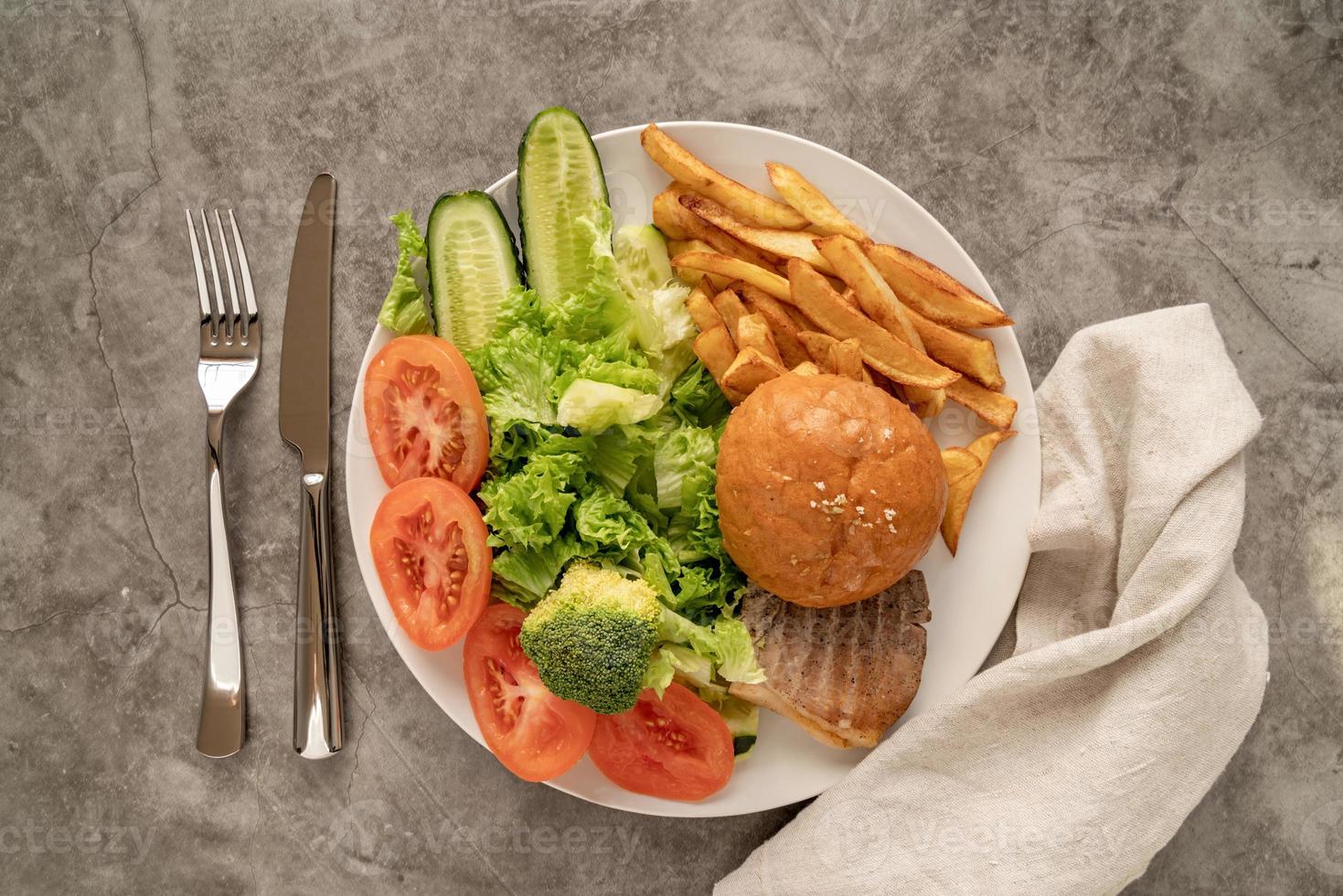 Vegetabes y comida rápida en un plato, vista superior plana. foto