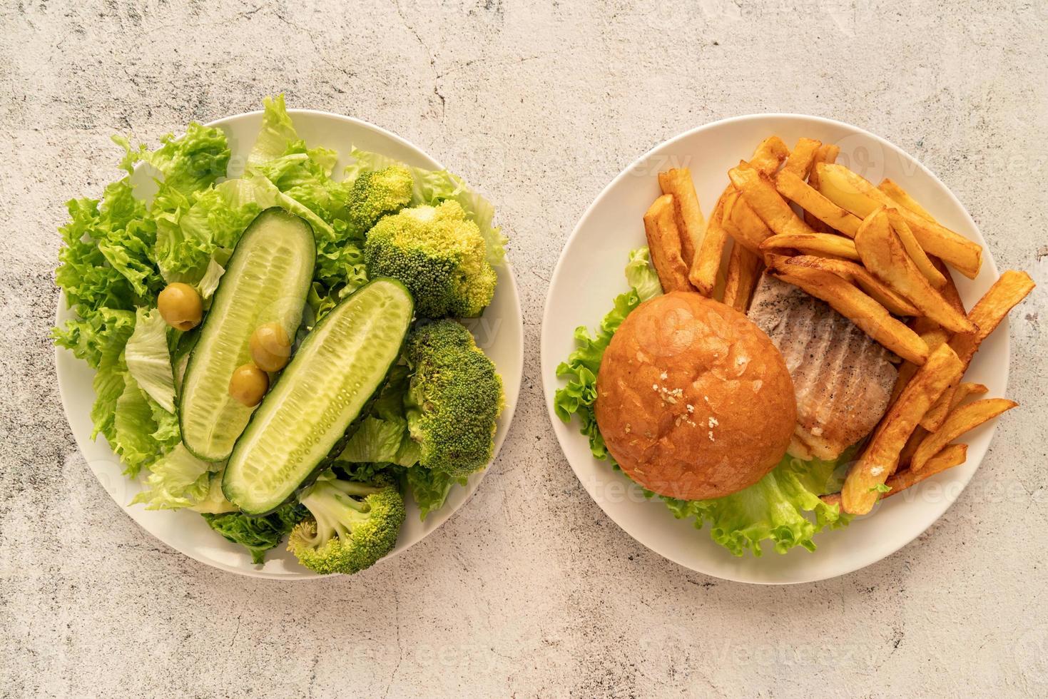 Platos con comida rápida y comida sana, vista superior plana. foto