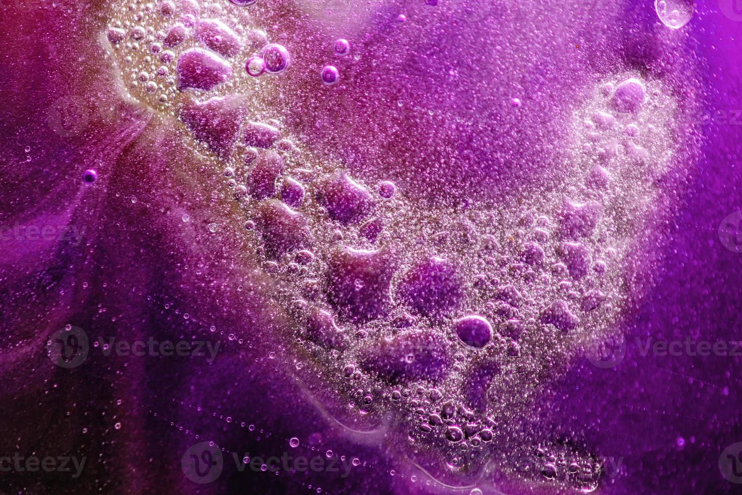 Fondo abstracto o textura con burbujas de aceite en la superficie del agua púrpura foto