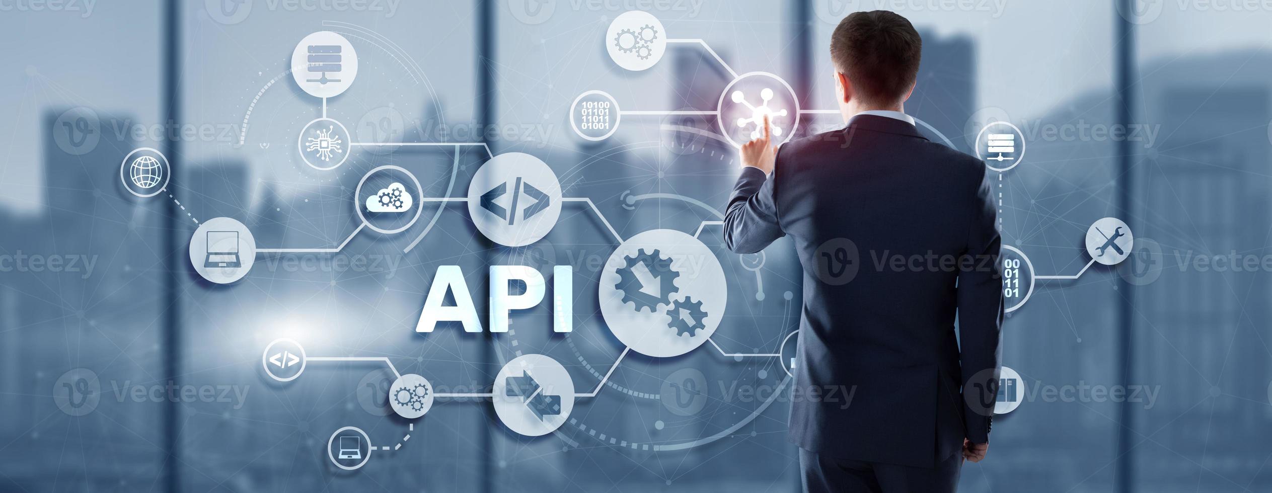 Interfaz de programación de aplicaciones. herramienta de desarrollo de software api. concepto de tecnología de la información. El empresario presiona el icono de texto de la API en una interfaz virtual foto