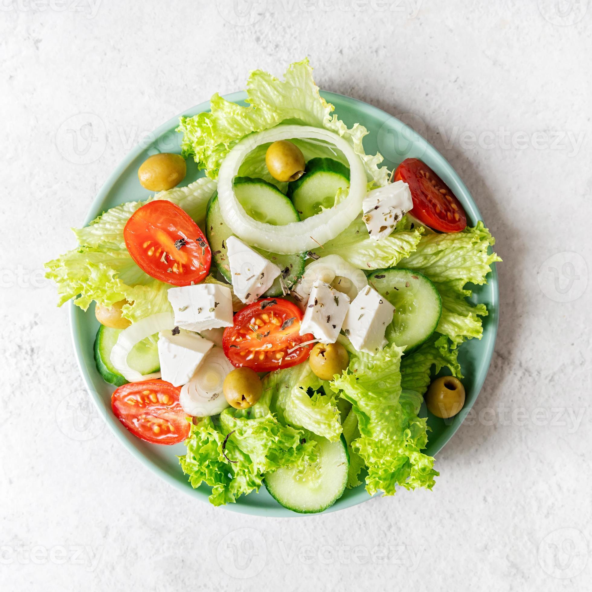 Ensalada De Verduras Mixtas Frescas En Un Bol. Ensalada Cruda En Tazón  Blanco Sobre Fondo Blanco. Fotos, retratos, imágenes y fotografía de  archivo libres de derecho. Image 128011176