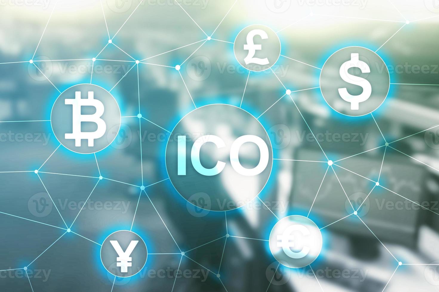 ico: oferta inicial de monedas, blockchain y concepto de criptomoneda en el fondo borroso del edificio empresarial foto