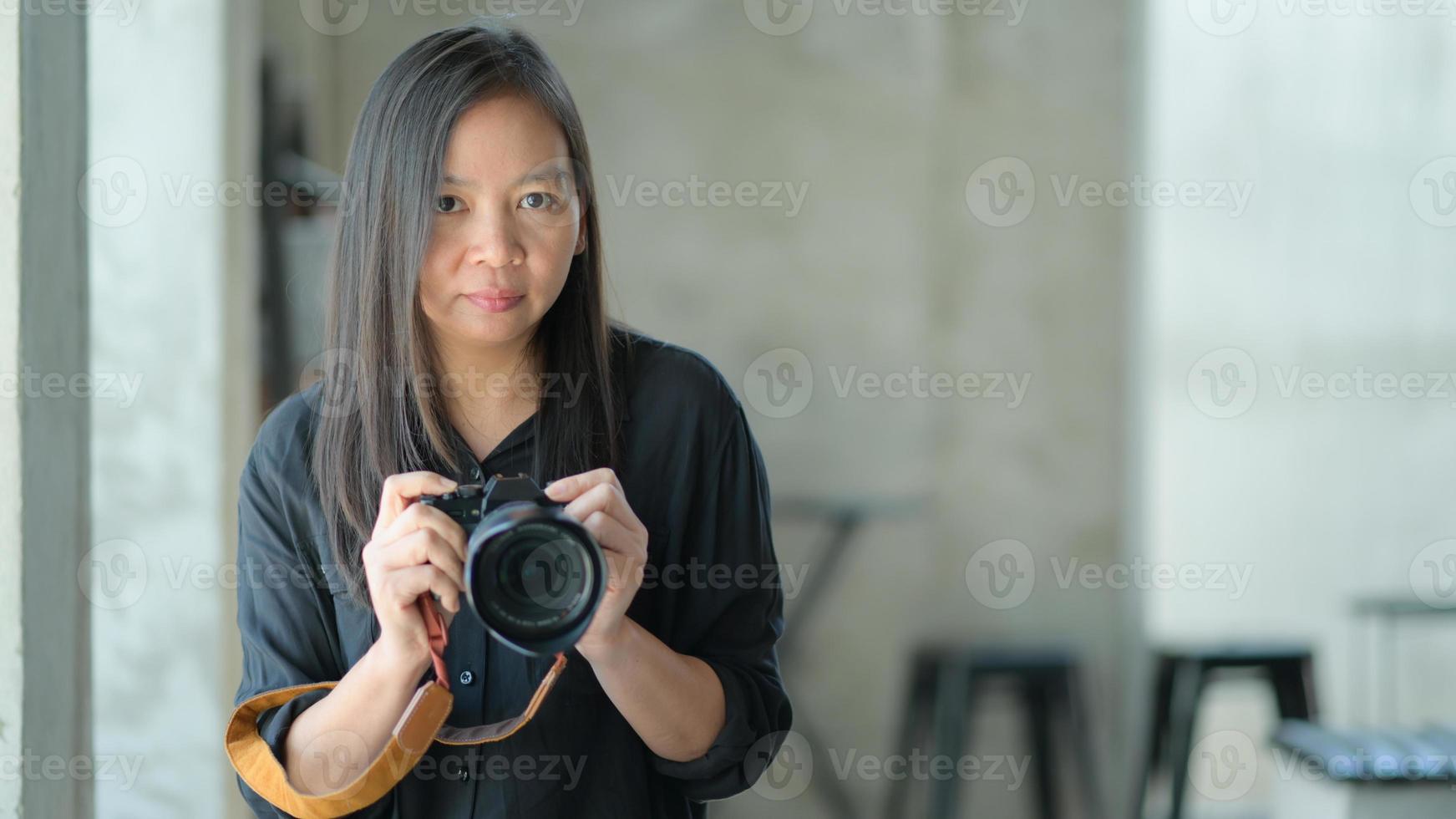 Turistas asiáticas sosteniendo una cámara para tomar fotografías, concepto de viajes de vacaciones. foto