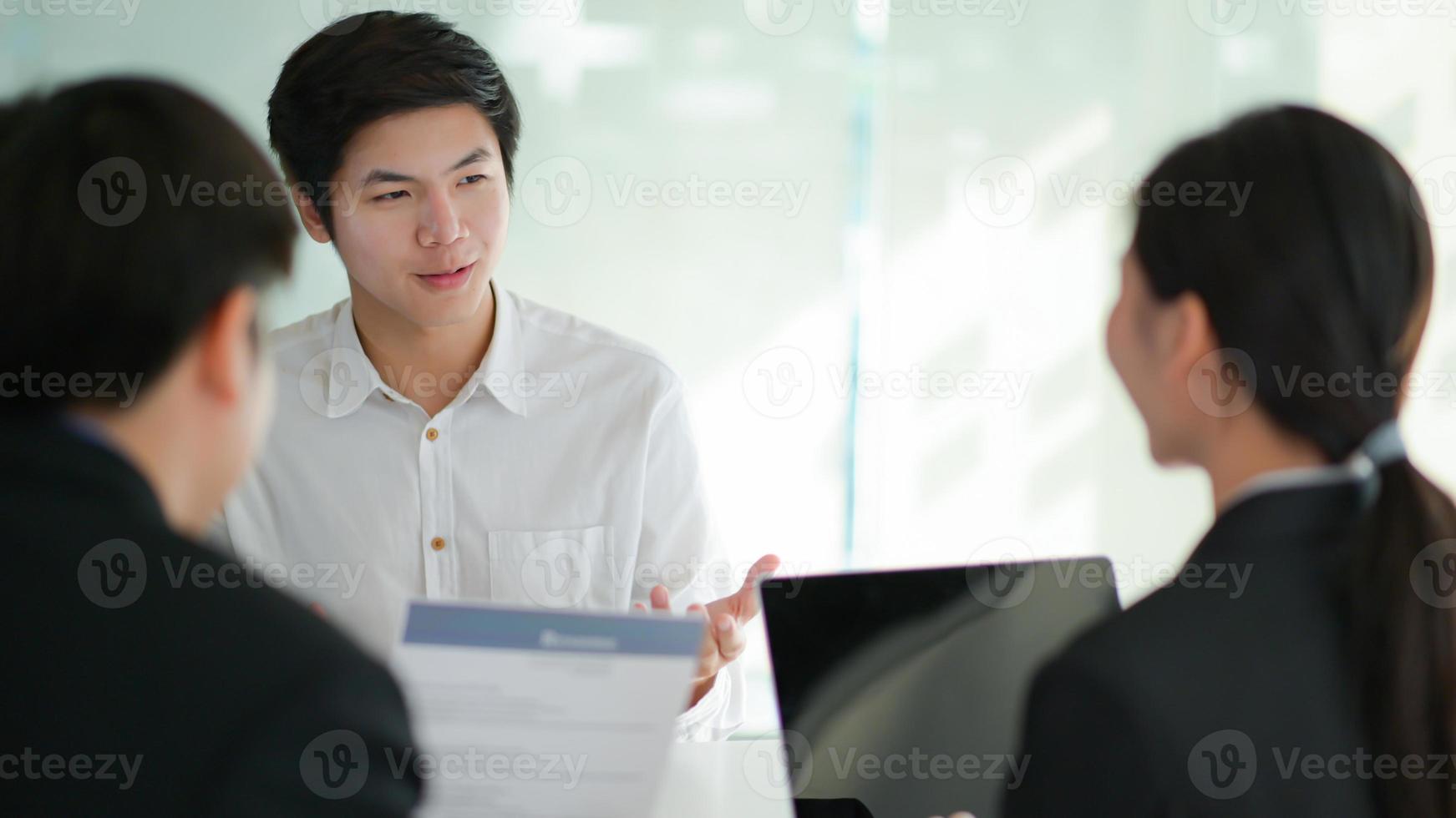 concepto de solicitar trabajo, entrevistar a los solicitantes de empleo que presentan su currículum para que los ejecutivos lo consideren. foto