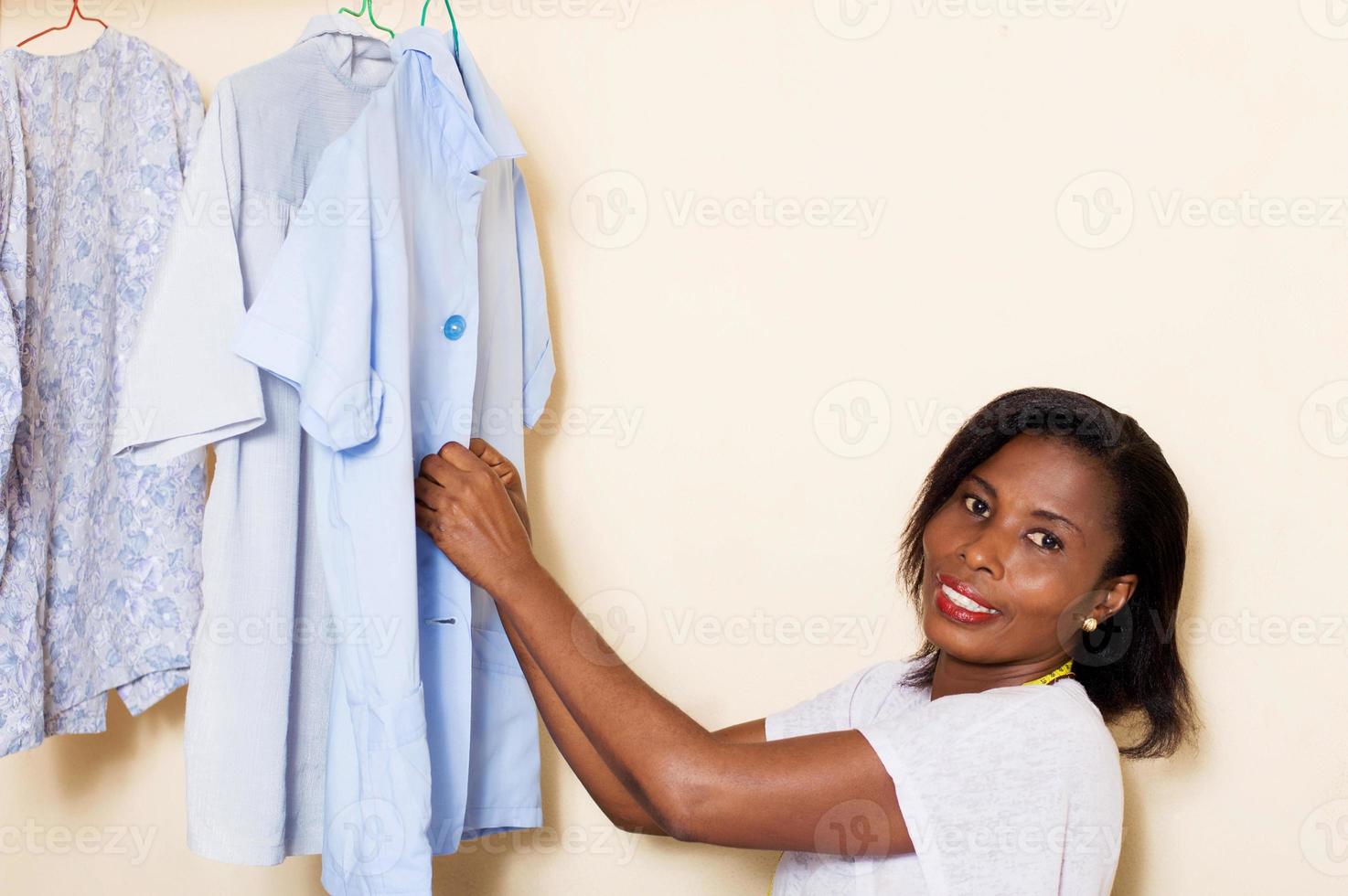 el estudiante de costura arregla las camisas cosidas. foto