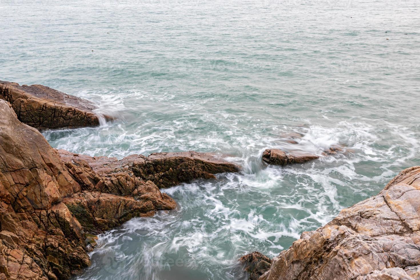 rocas y olas junto al mar foto