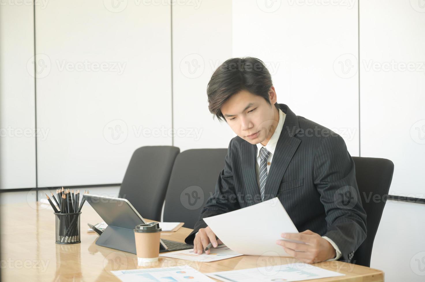 nuevos ejecutivos jóvenes están examinando los datos de desempeño de la organización. foto