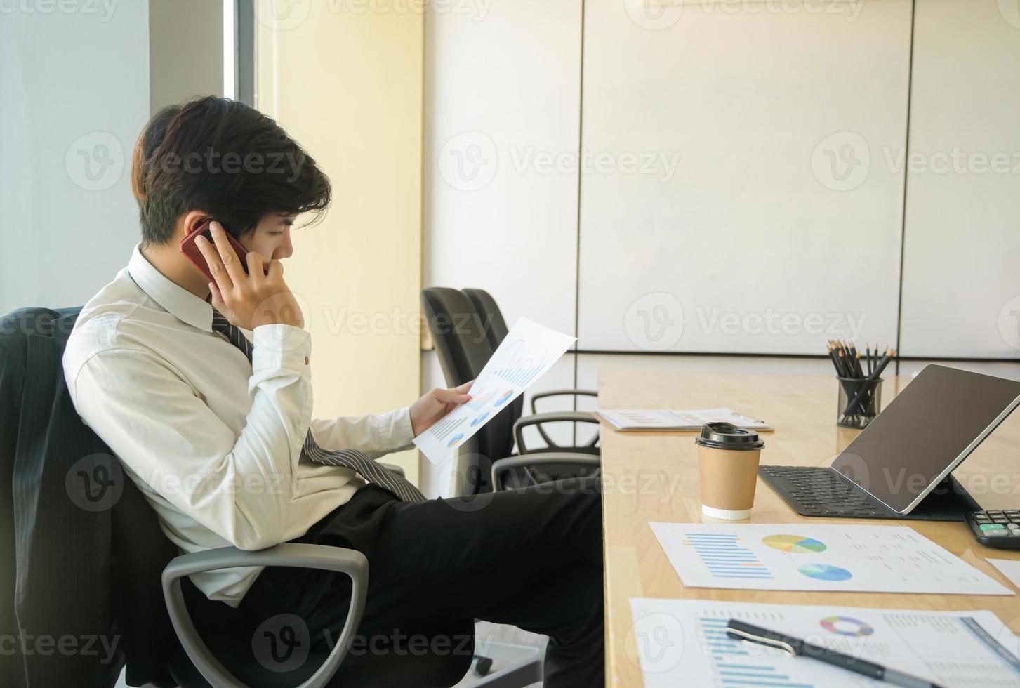 Young executives are calling to check the organization's performance reports. photo