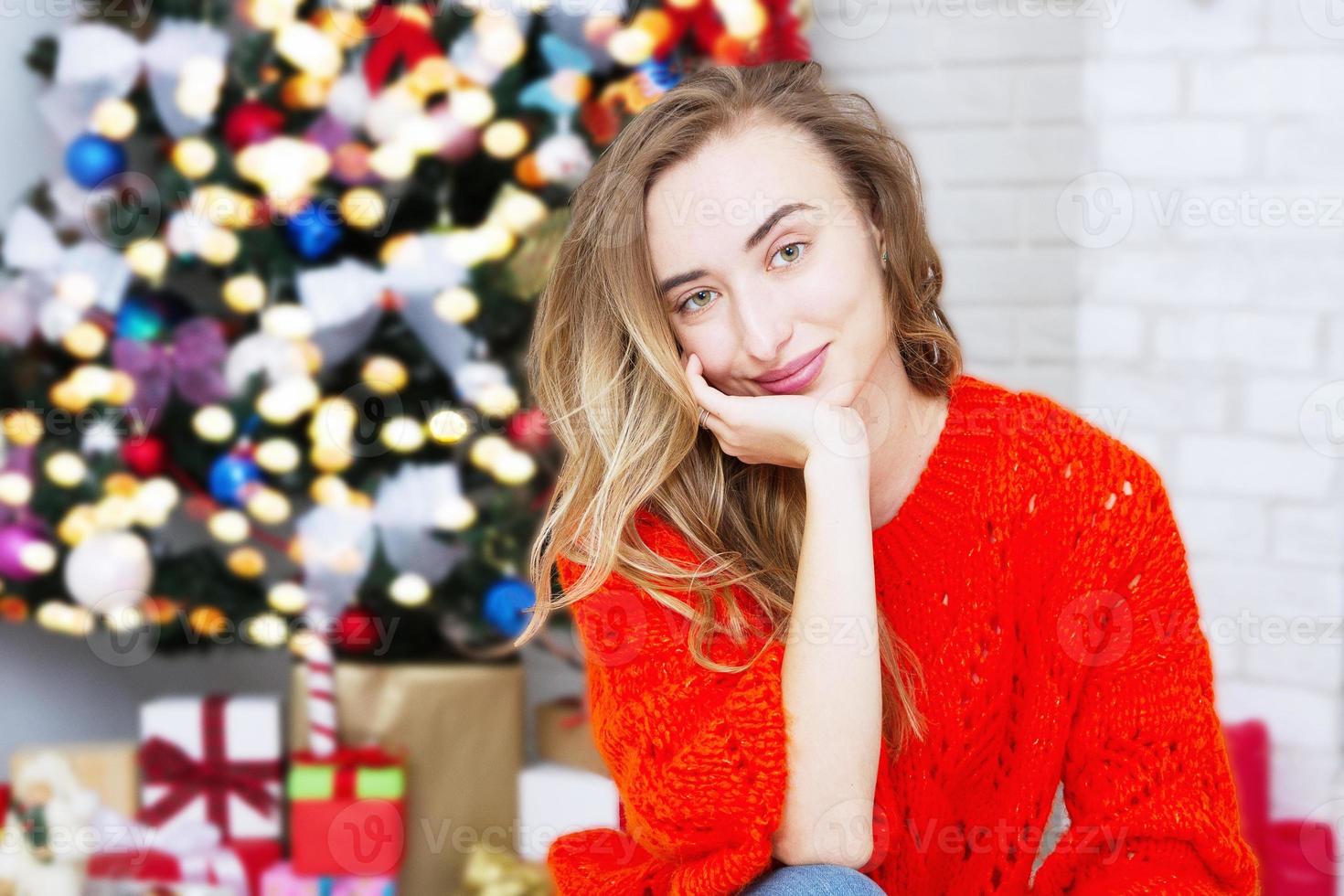 retrato, mujer sonriente, en, el, navidad, interior, fondo., año nuevo, concept., enfoque selectivo., árbol de navidad, y, guirnaldas foto