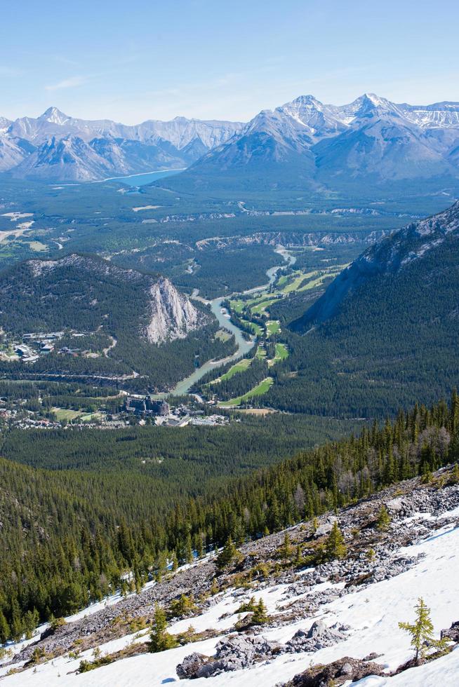 hermoso paisaje con montañas rocosas, ríos y bosques en un día soleado. vista aérea en el parque nacional banff, alberta, canadá. foto