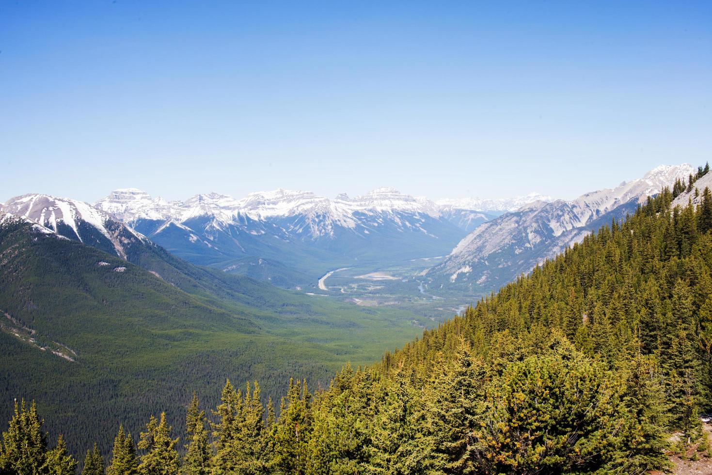 impresionante paisaje aéreo de montañas rocosas, bosques y valles. alberta. foto