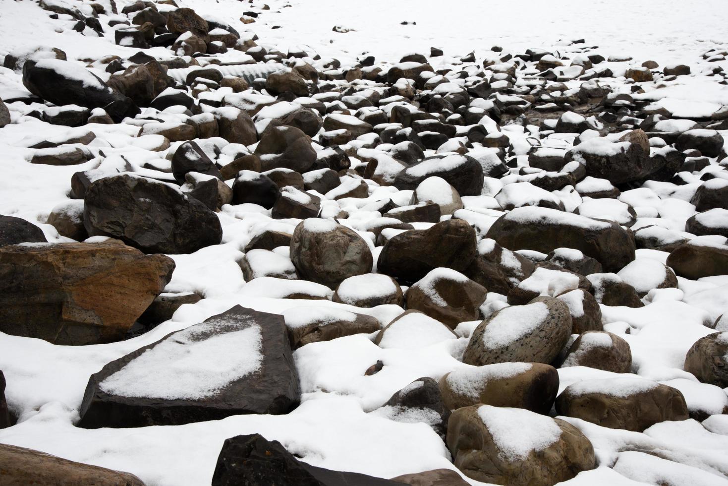 escena de invierno. fondo con piedras nevadas cerca de un río congelado. Canadá foto