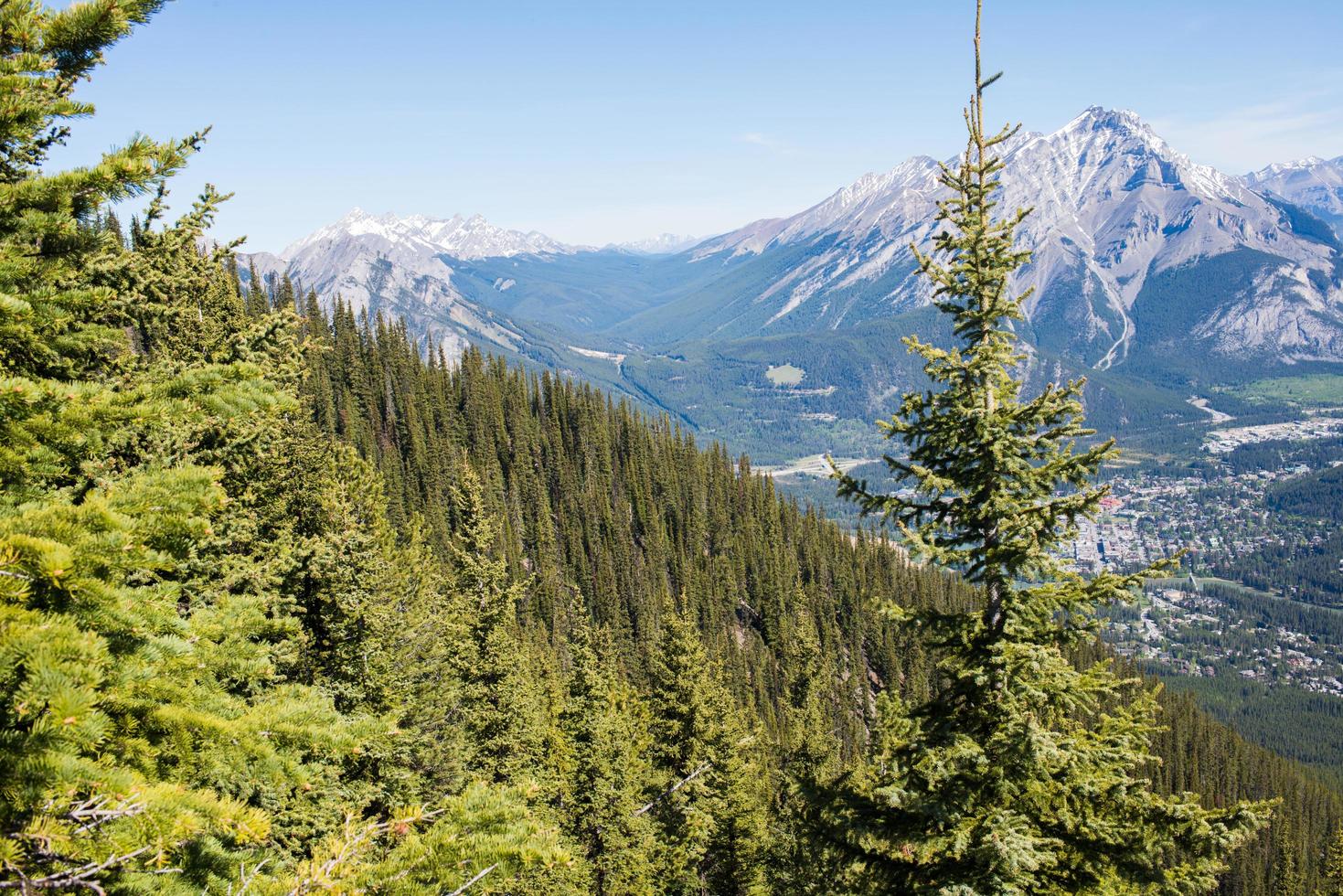 hermosa vista aérea de las montañas rocosas y banff en un día soleado. foto