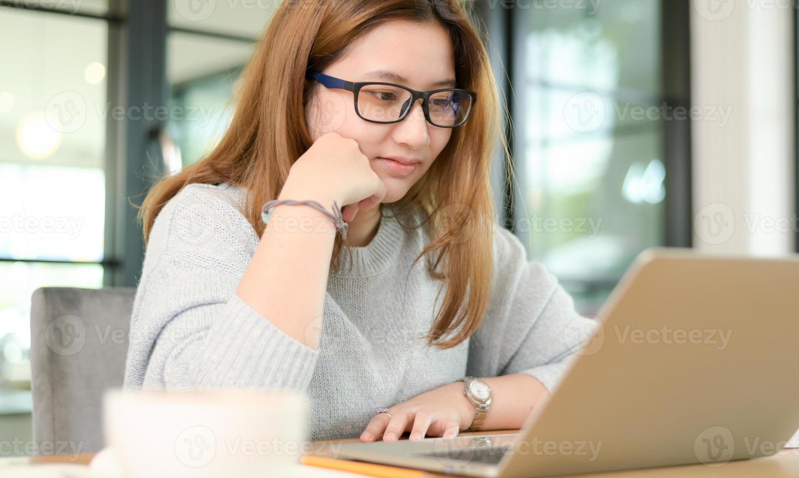 mujer joven charlando en línea sonriendo. foto