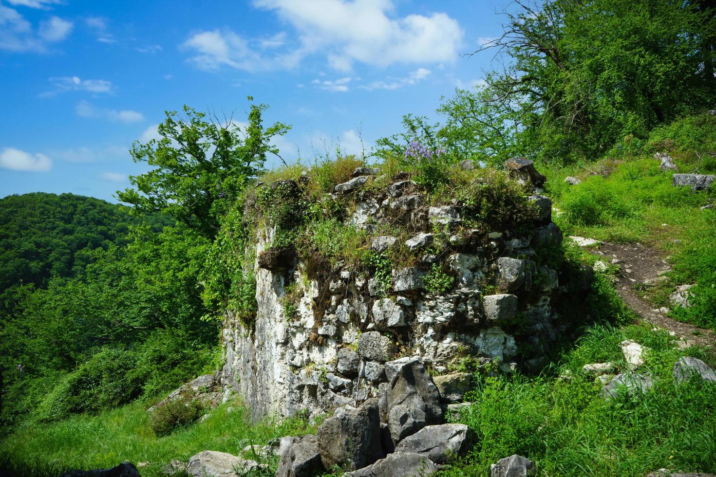 paisaje con las ruinas de la fortaleza anakopian. nuevo athos, abjasia foto