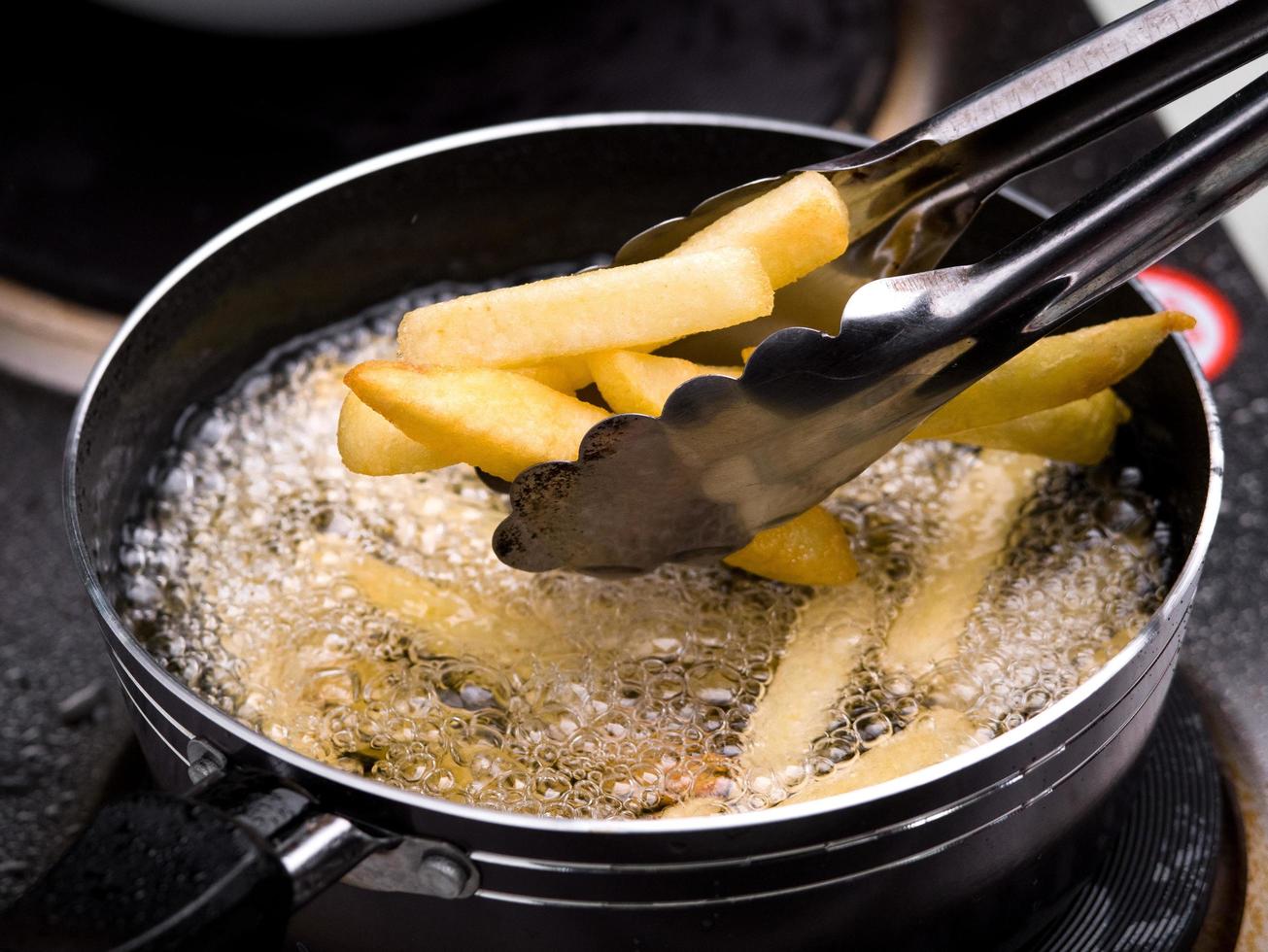 https://static.vecteezy.com/system/resources/previews/003/735/772/non_2x/close-up-of-frying-french-fries-in-the-fryer-in-hot-oil-on-the-electric-stove-in-the-kitchen-making-homemade-french-fries-free-photo.jpg