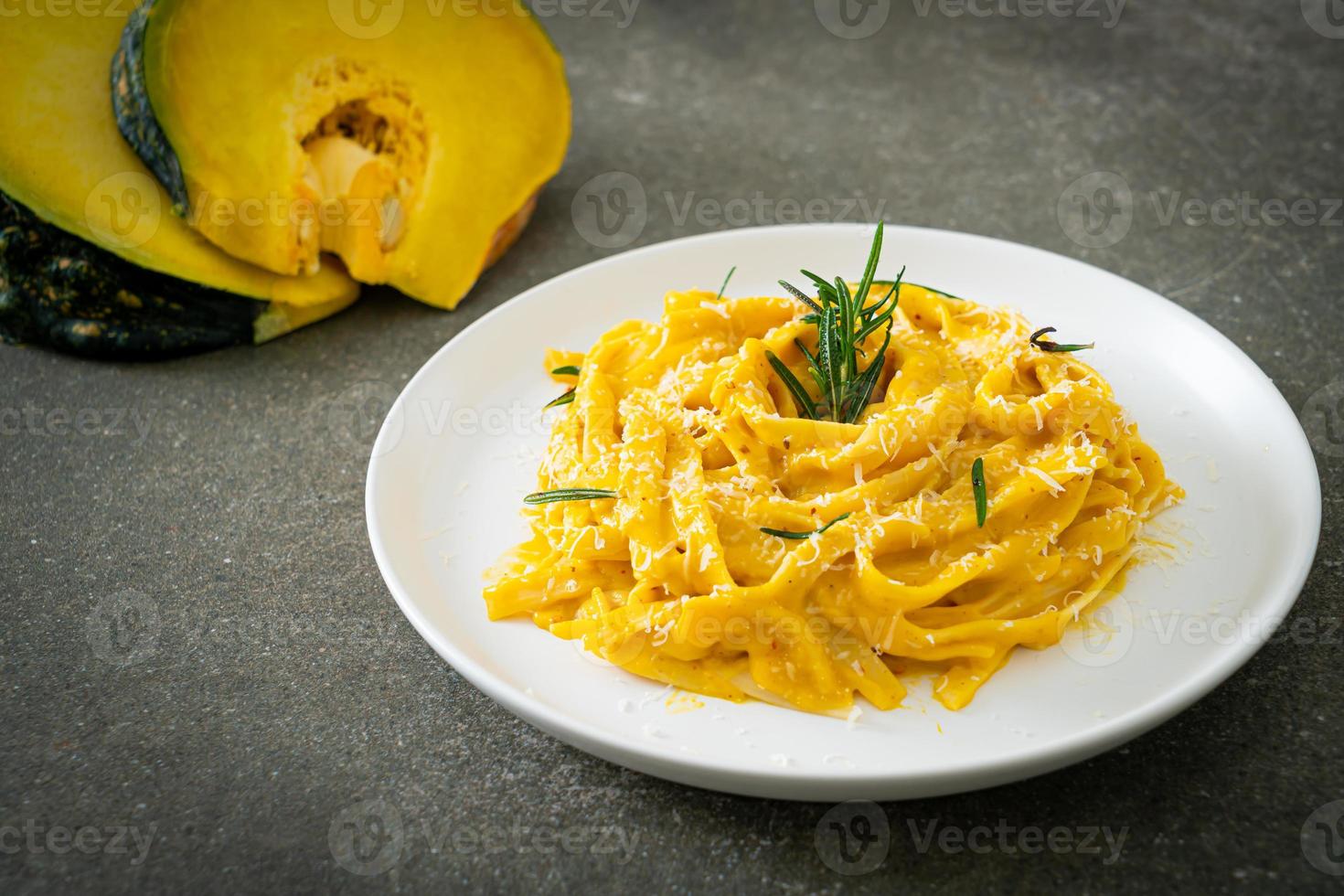 pasta fettuccine con salsa cremosa de calabaza butternut foto