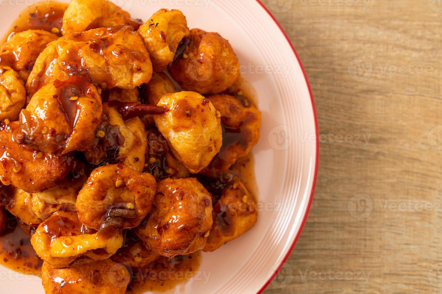 albóndigas fritas con salsa picante foto