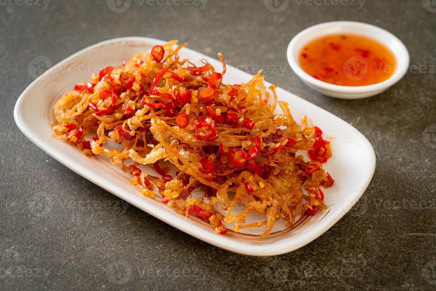 Seta enoki frita o seta de aguja dorada con sal y guindilla foto