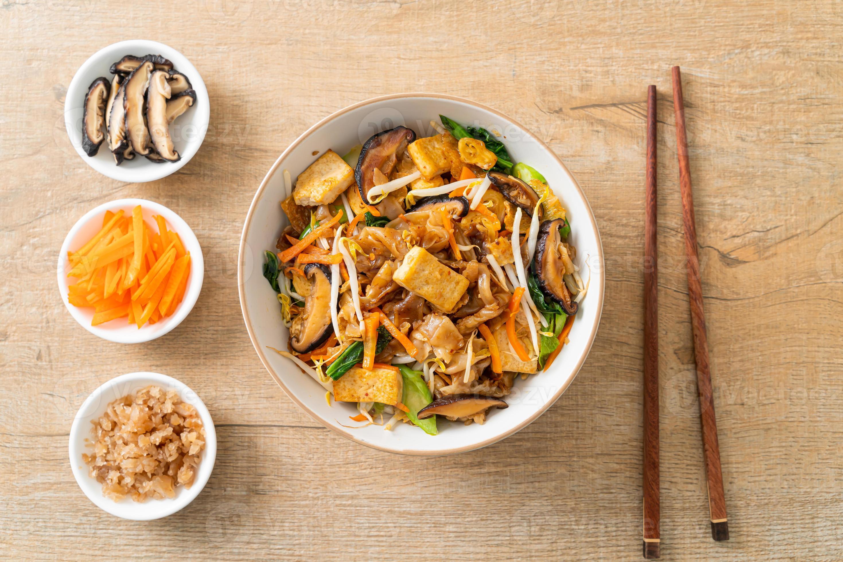 stir-fried noodles with tofu and vegetables 3736025 Stock Photo at Vecteezy