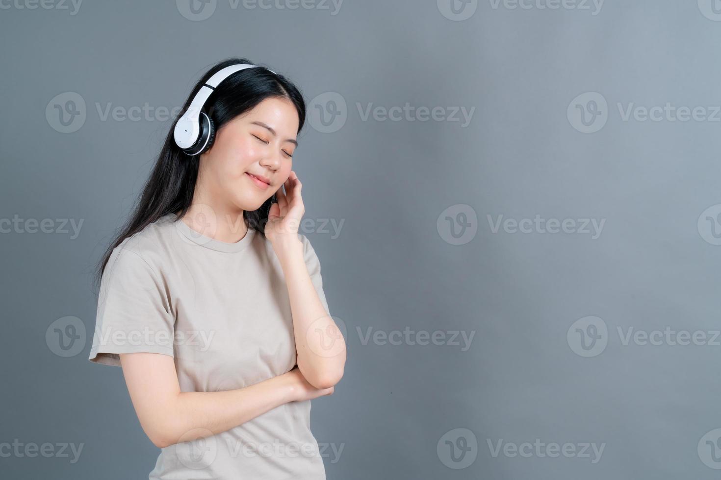 joven, mujer asiática, escuchar música, con, auriculares foto