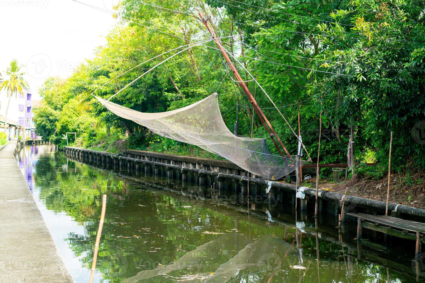 redes de pesca colgadas en el canal foto