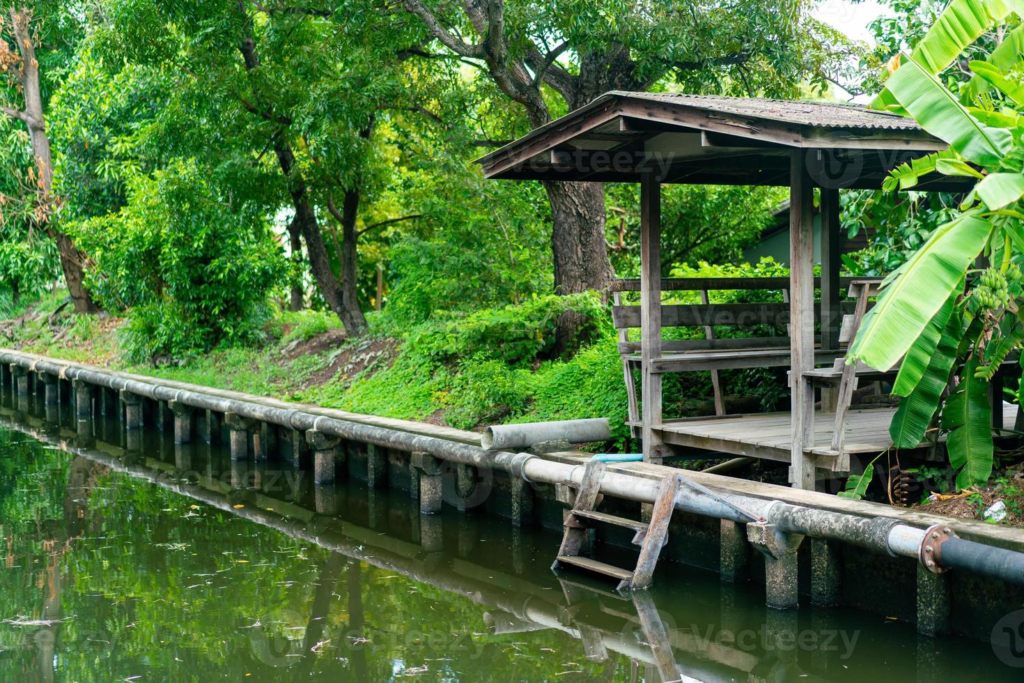 pabellón de madera junto al canal foto