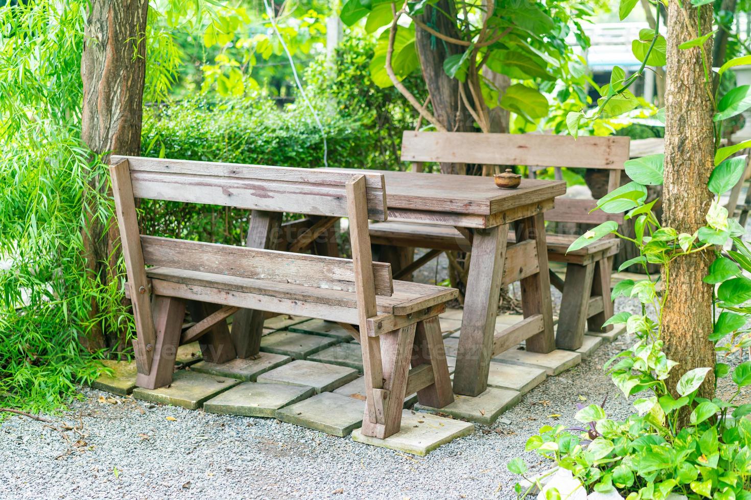 decoración de mesa vacía en el jardín foto