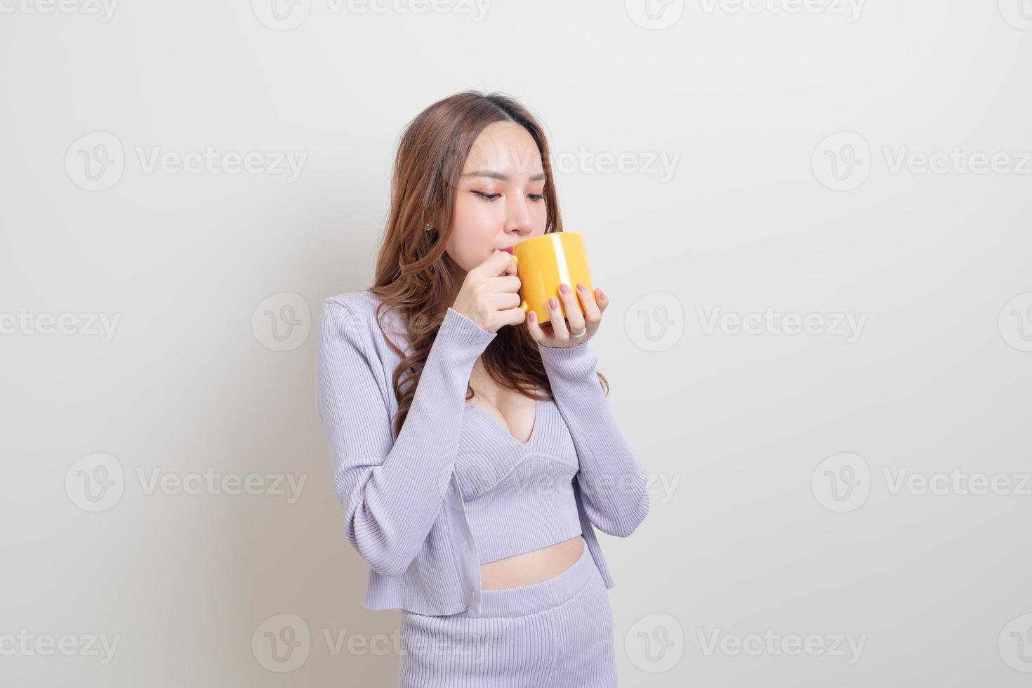 retrato, hermoso, mujer asiática, tenencia, taza de café, o, taza foto