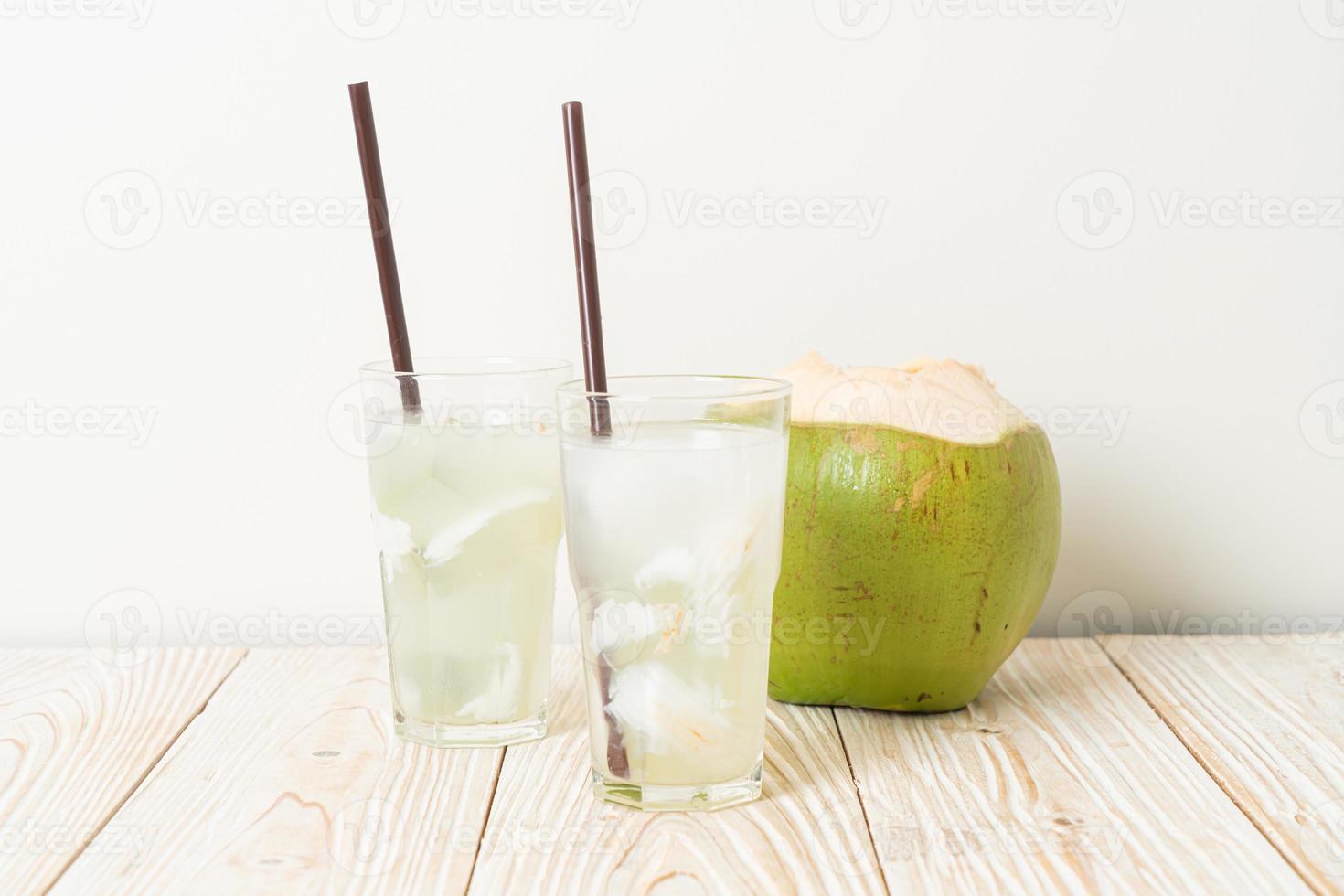 agua de coco o jugo de coco foto