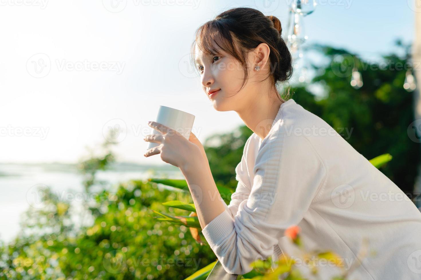 Retrato de hermosa mujer asiática, temprano en la mañana, foto