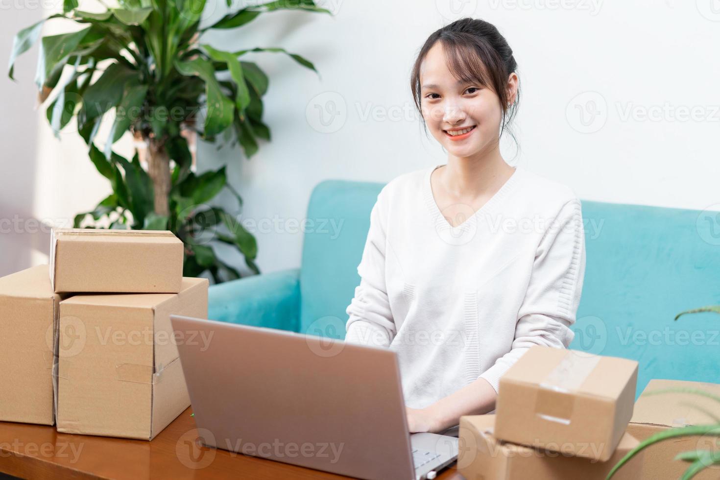 Retrato de mujer asiática en casa y negocios online foto