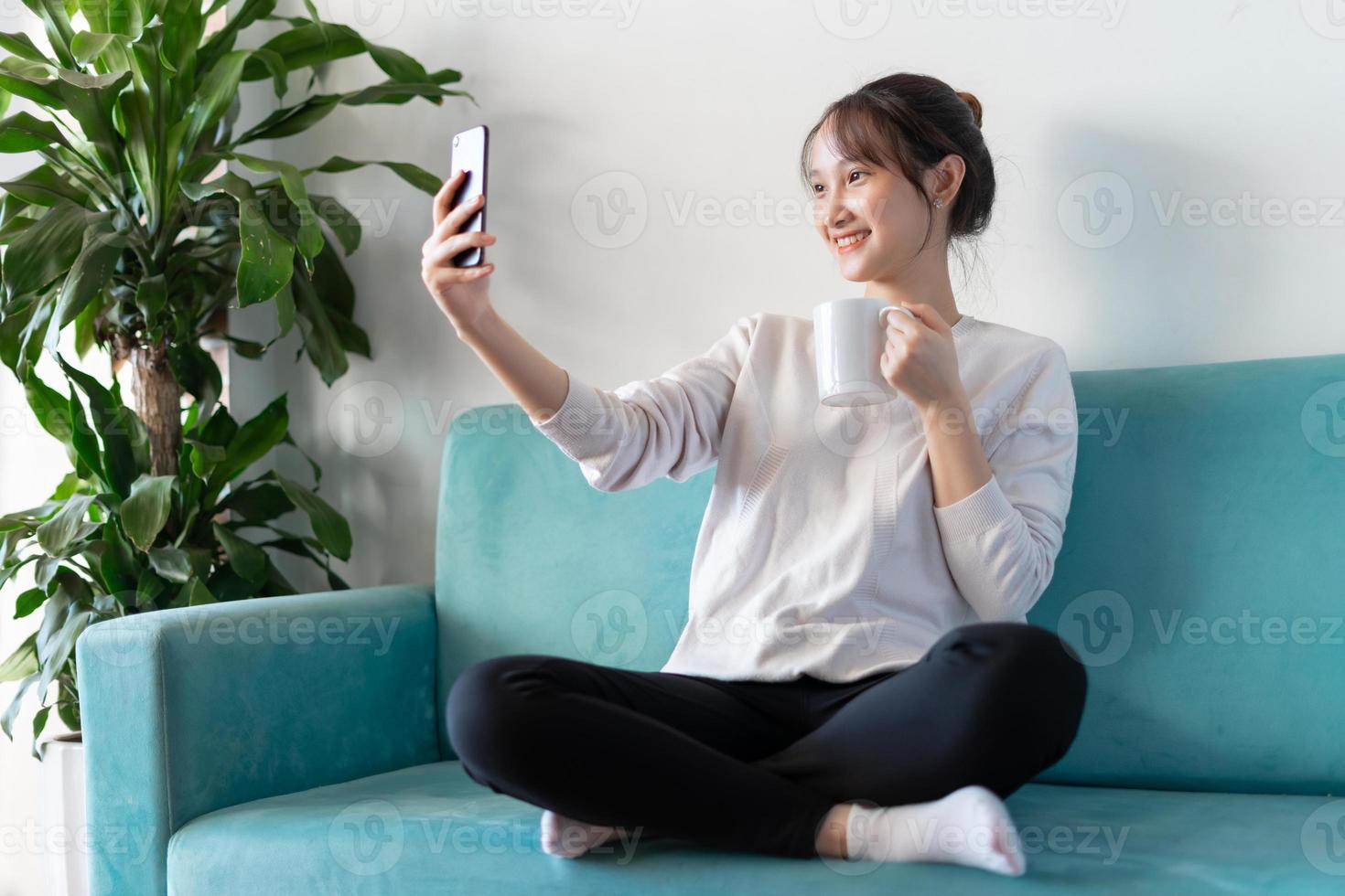 retrato, de, mujer asiática, en casa, en, sofá foto