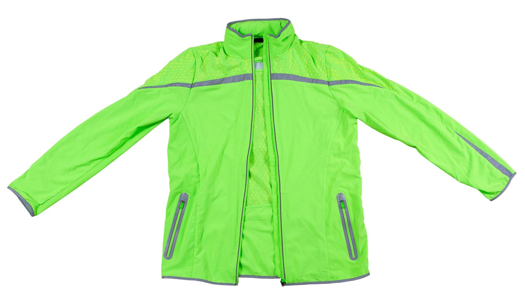 Chaqueta deportiva aislada, chaqueta verde para correr o andar en bicicleta sobre un fondo blanco - reflectores en la chaqueta foto