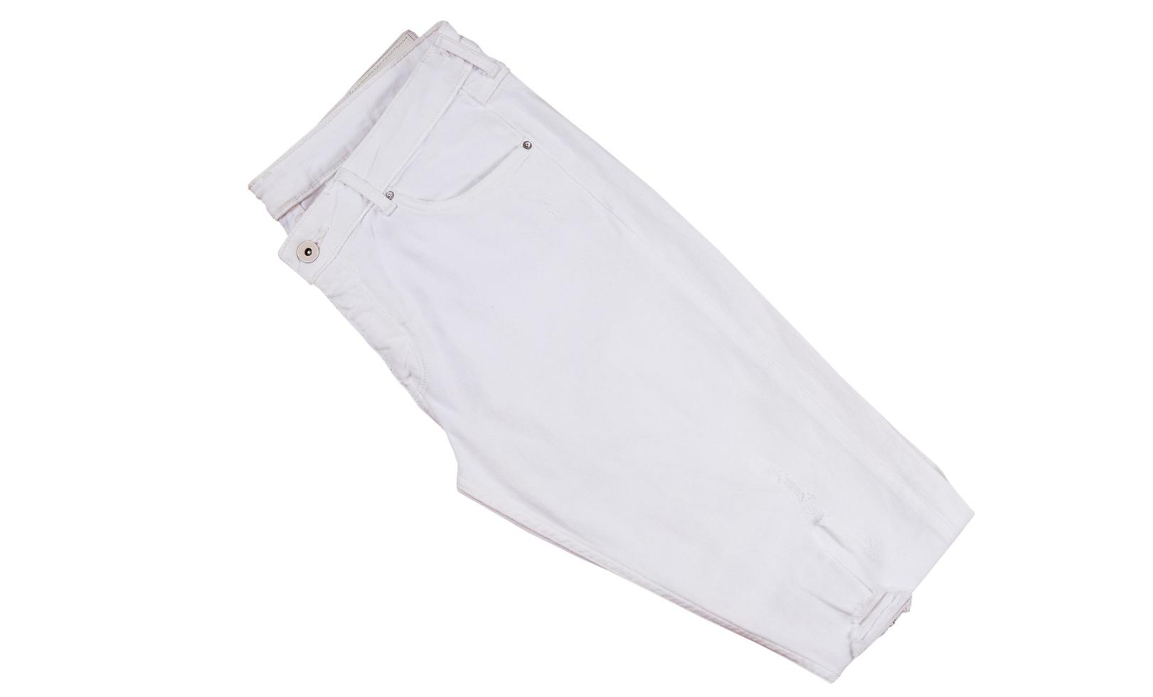 Pantalones cortos blancos doblados cerca aislado sobre fondo blanco. foto