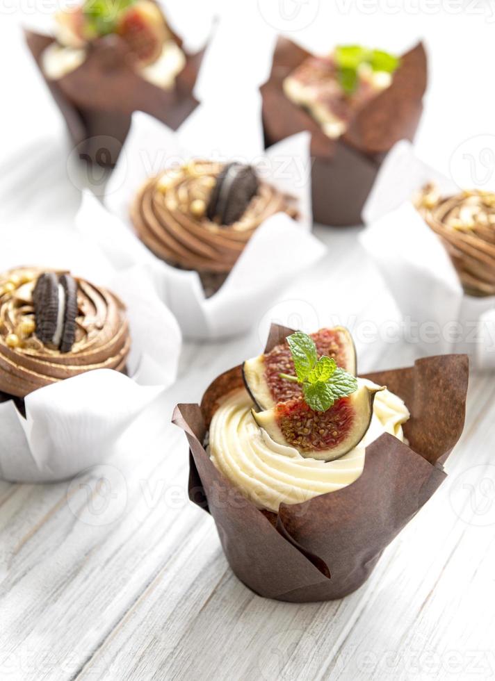 Cupkakes with figs and chocolate photo