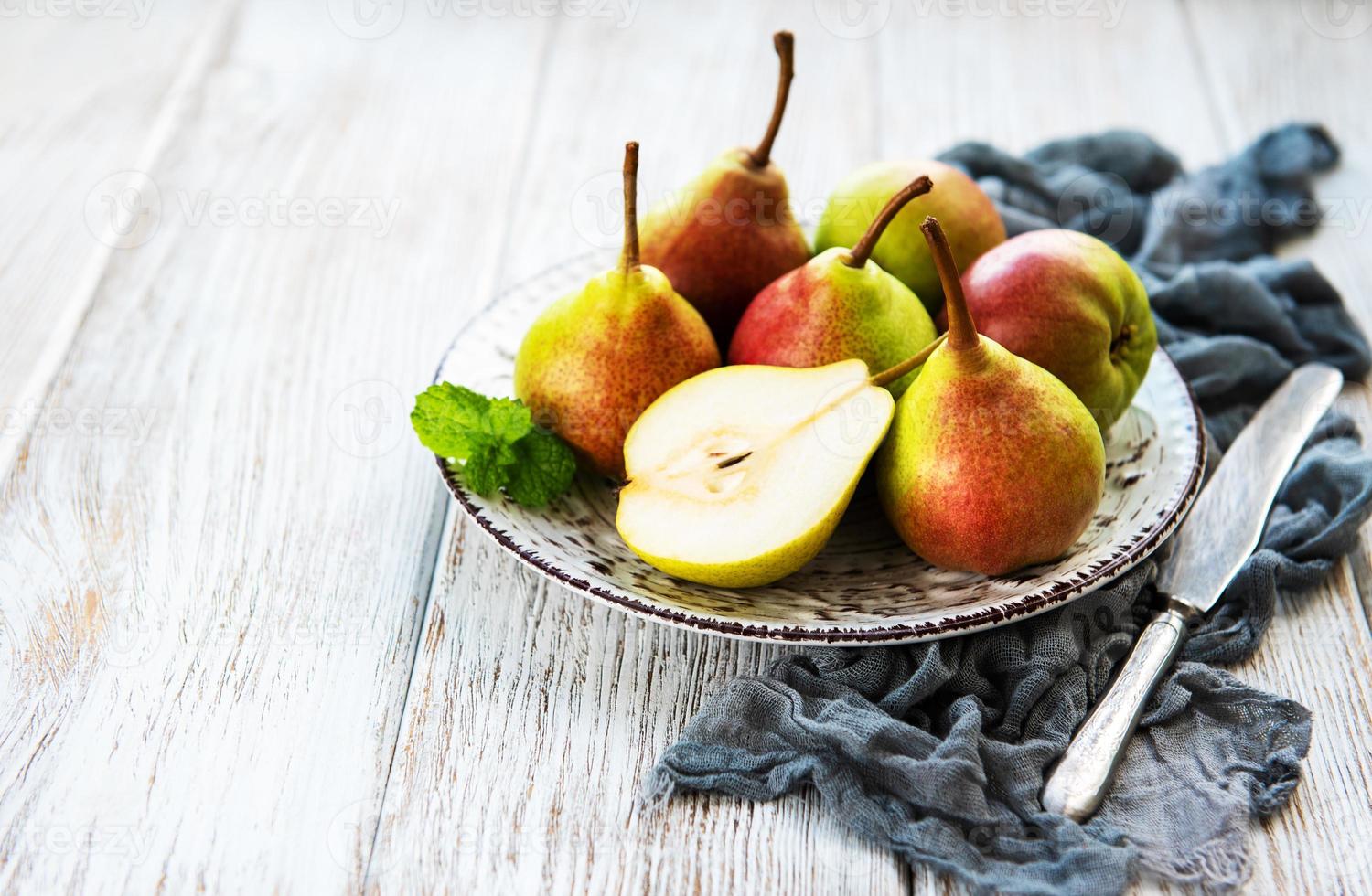 peras frescas en una mesa foto