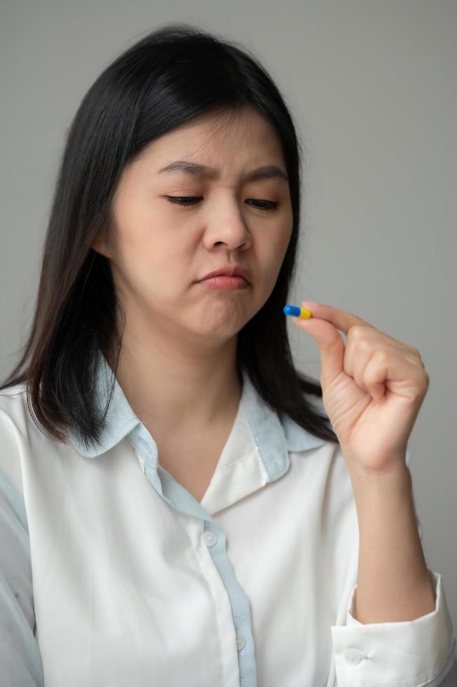 mujer no quiere tomar una pastilla foto