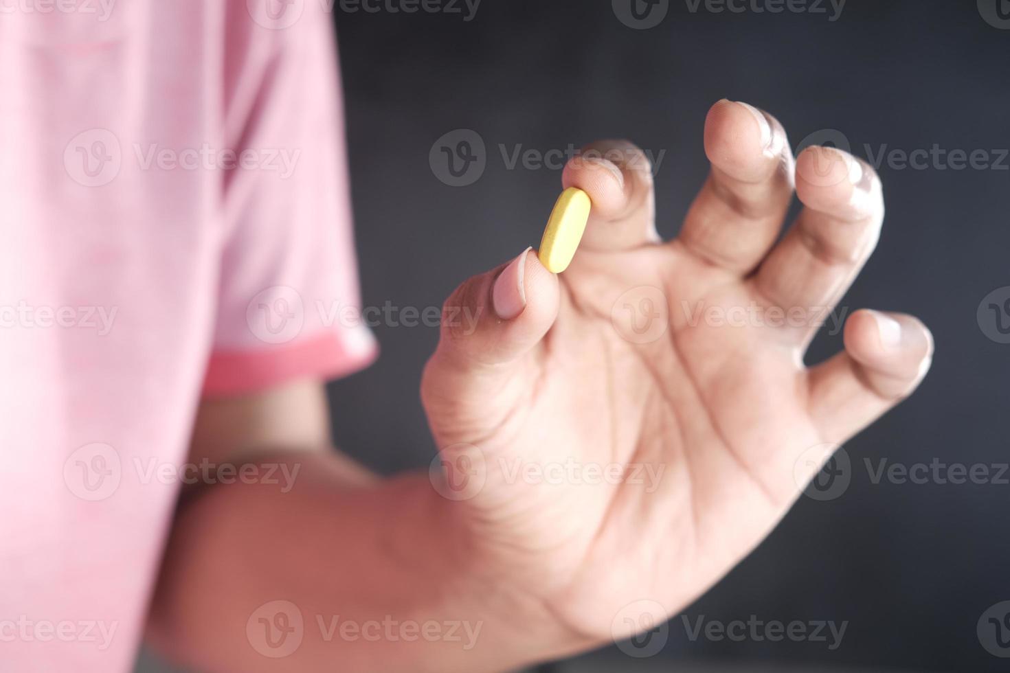 Cerca de la mano del hombre sosteniendo pastillas con espacio de copia foto