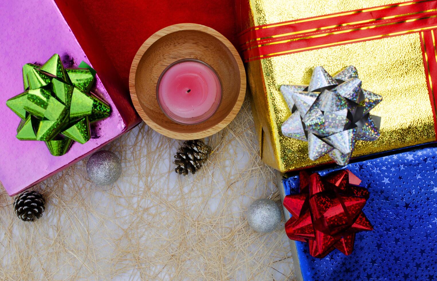 Fondo de caja de regalo y vela de decoración navideña arriba foto