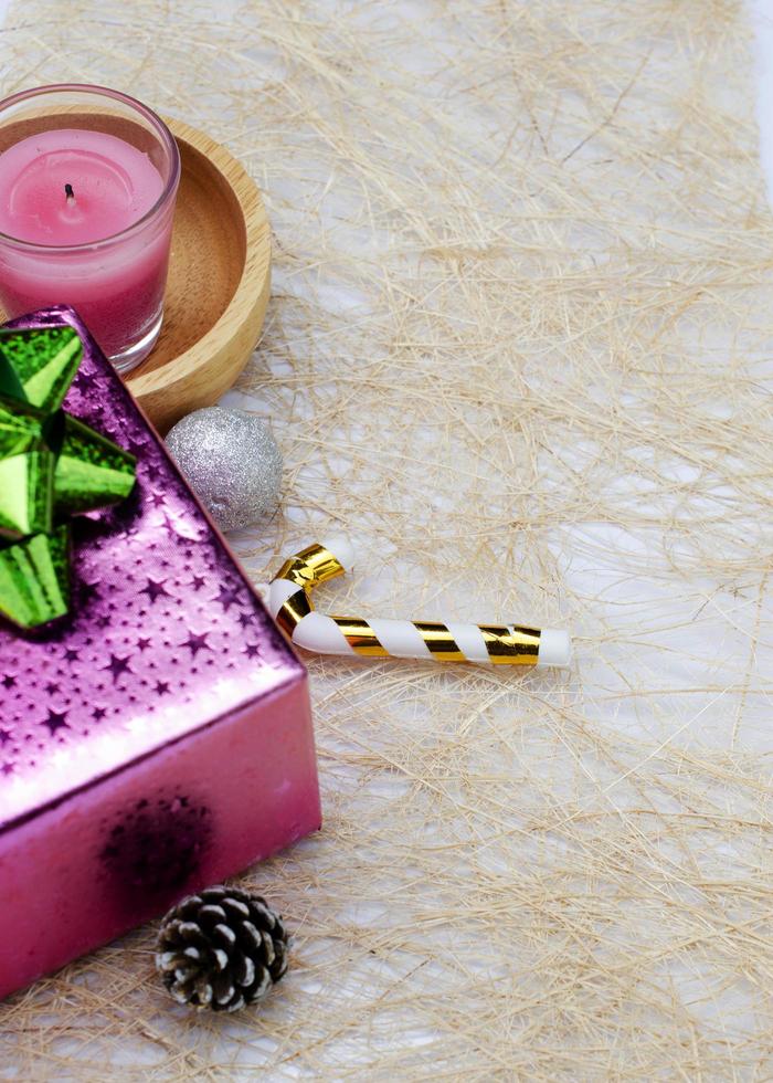 Fondos de navidad lado vertical con caja de regalo rosa y vela foto