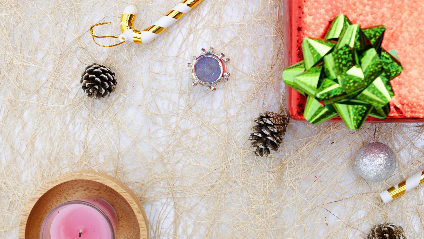 Decoración navideña y velas y fondos de caja de regalo rojo arriba foto