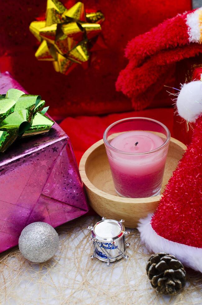 Cerca de velas rosadas y fondos de decoración navideña lateral vertical foto