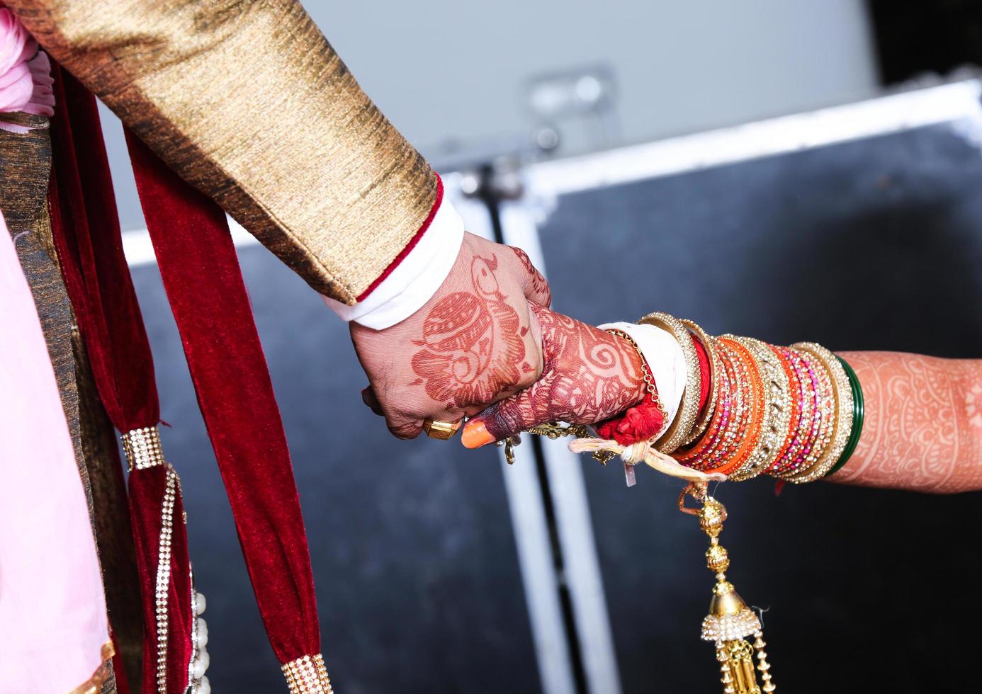 la novia y el novio de la mano juntos foto