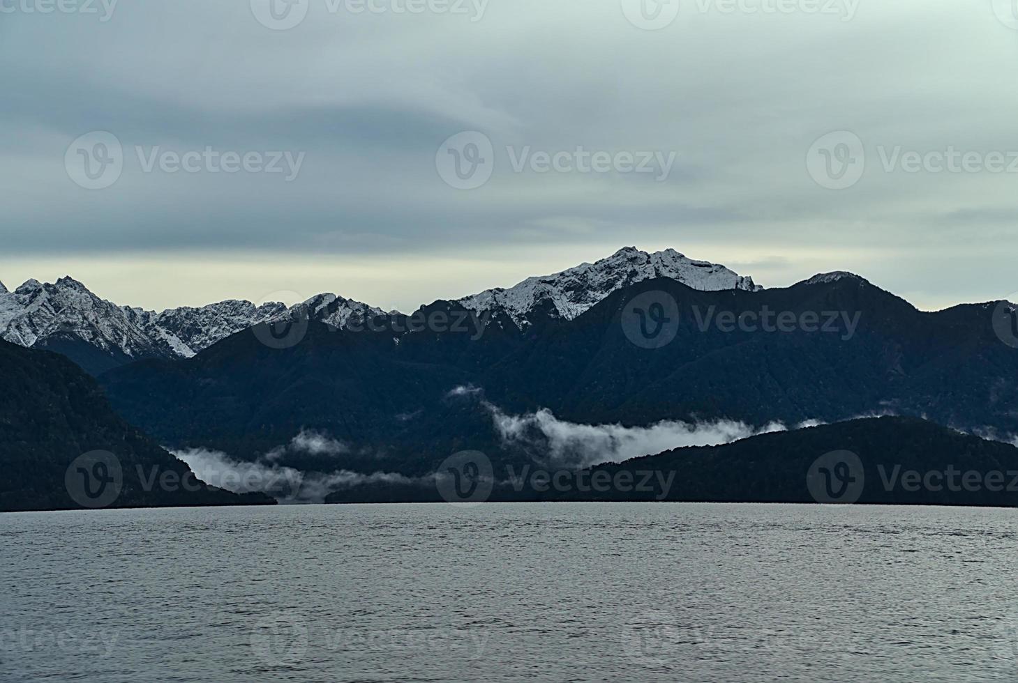 montañas nevadas junto al lago foto