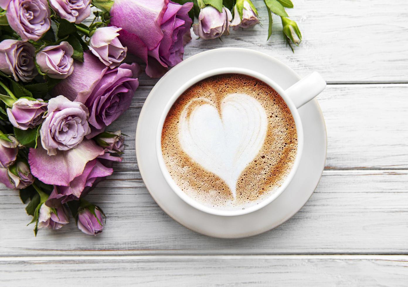 Taza de café por la mañana y hermosas flores rosas sobre un fondo claro 3738783 Foto de stock en Vecteezy Taza de café por la mañana y hermosas flores rosas sobre un fondo claro 3738783 Foto de stock en Vecteezy
