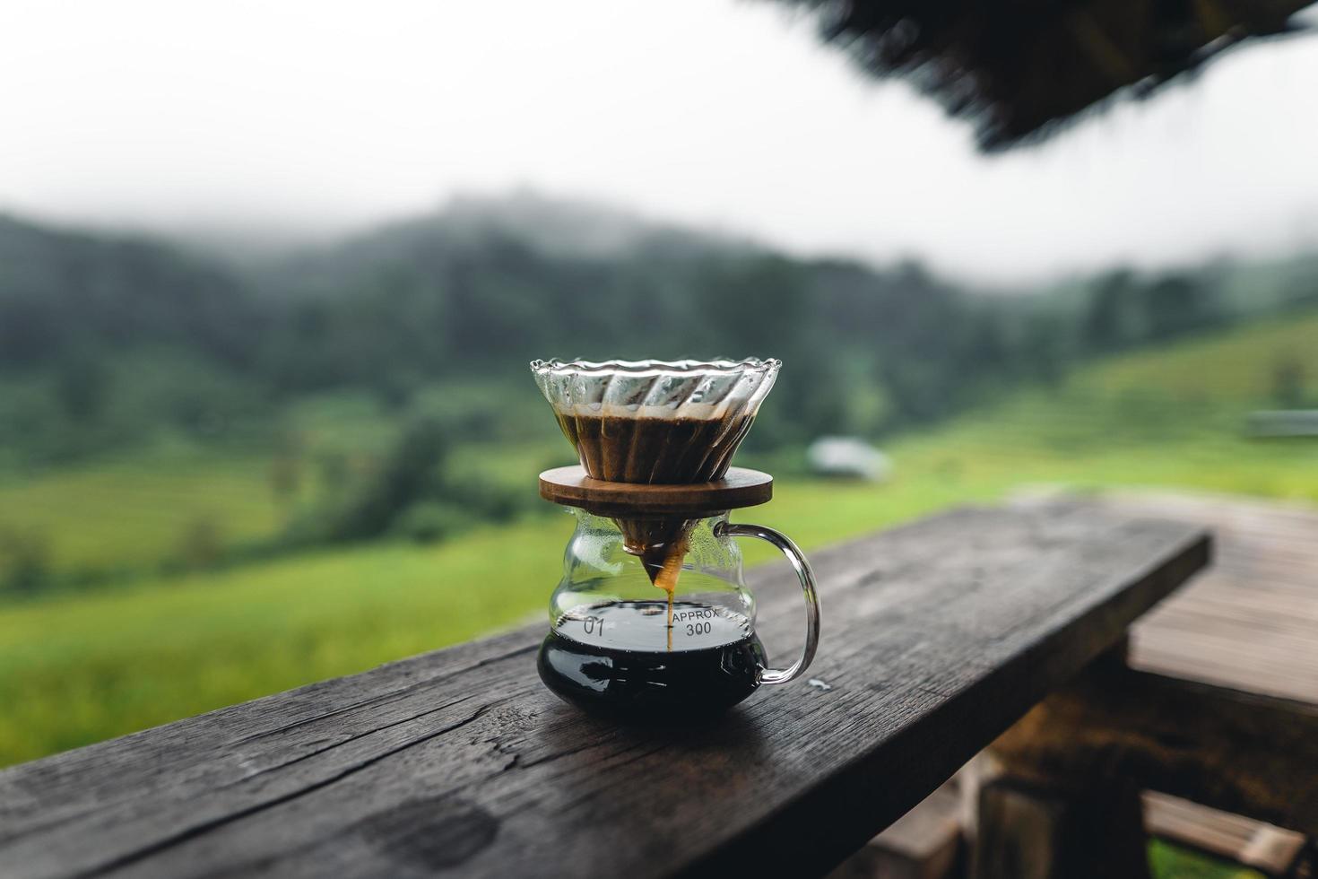 cafetera de goteo en la mesa de madera foto