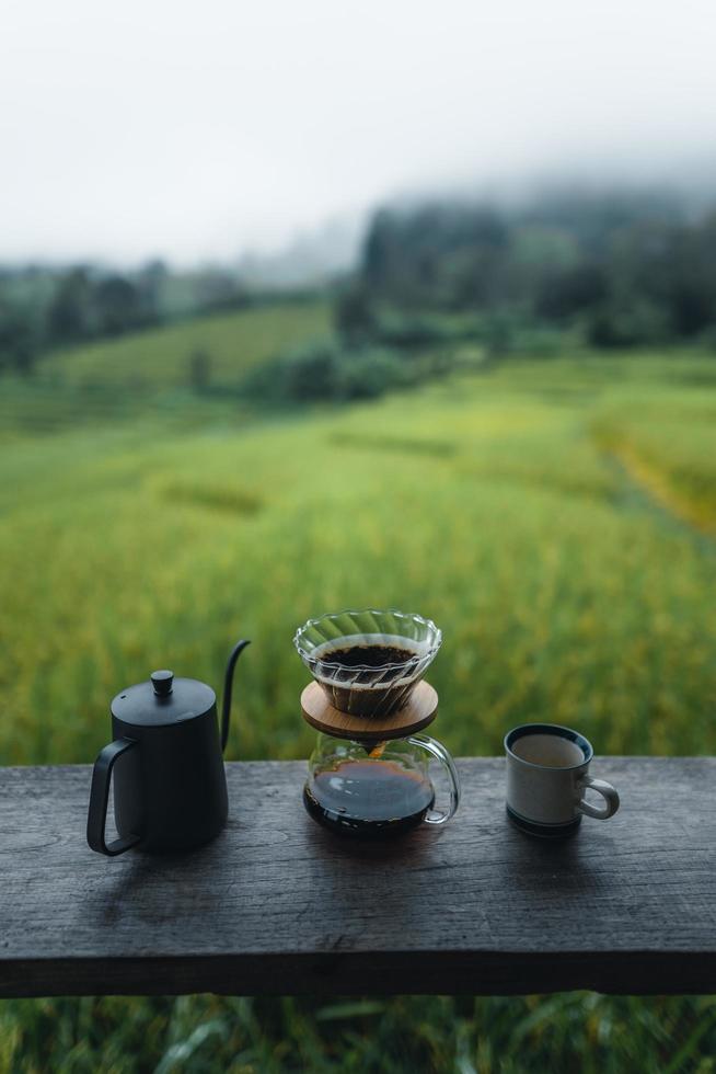 cafetera de goteo en la mesa de madera foto